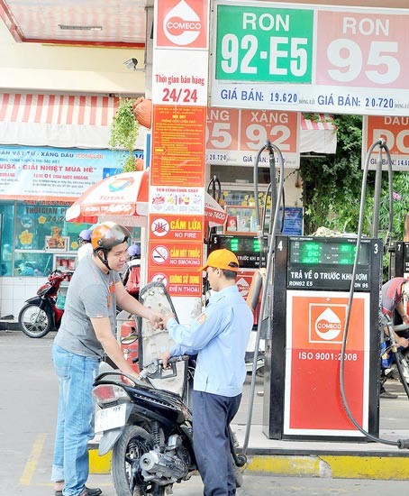 A gasoline E5 filling station in HCMC (Photo: SGGP) A gasoline E5 filling station in HCMC (Photo: SGGP)